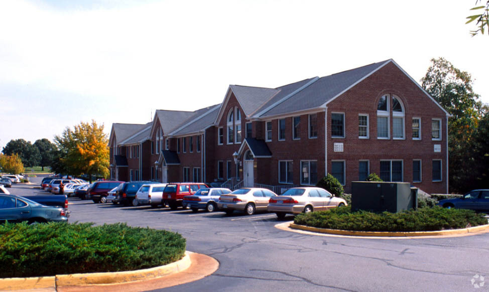 9668-9683 Main St, Fairfax, VA for lease - Building Photo - Image 3 of 48