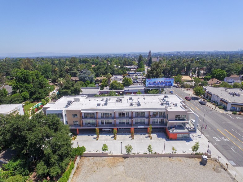 1968 Lake Ave, Altadena, CA à louer - Photo du bâtiment - Image 3 de 9