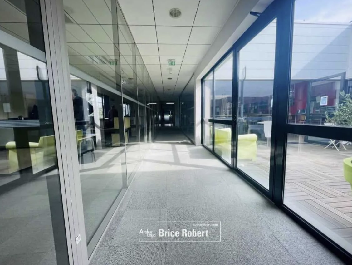 Office in Saint-Priest for lease Interior Photo- Image 1 of 3