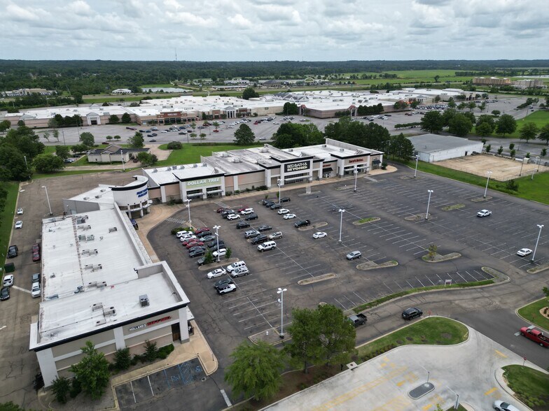 3944-3952 N Gloster St, Tupelo, MS à louer - Photo du bâtiment - Image 3 de 11