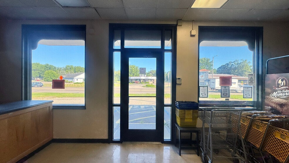 1290 Columbia Ave E, Battle Creek, MI à vendre - Photo intérieure - Image 2 de 13