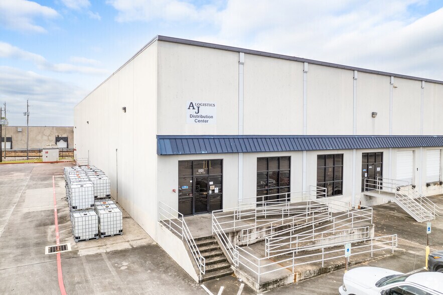 9040 Railwood Dr, Houston, TX for lease - Building Photo - Image 2 of 5