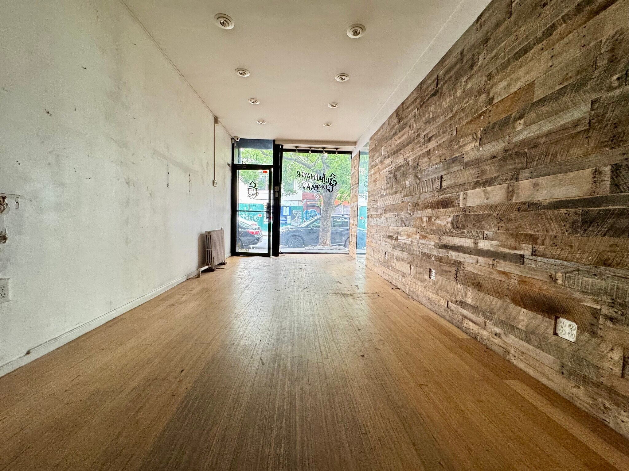 134 Boerum St, Brooklyn, NY à vendre Photo du bâtiment- Image 1 de 1