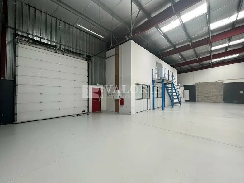 Flex in Chassieu for lease - Building Photo - Image 3 of 9