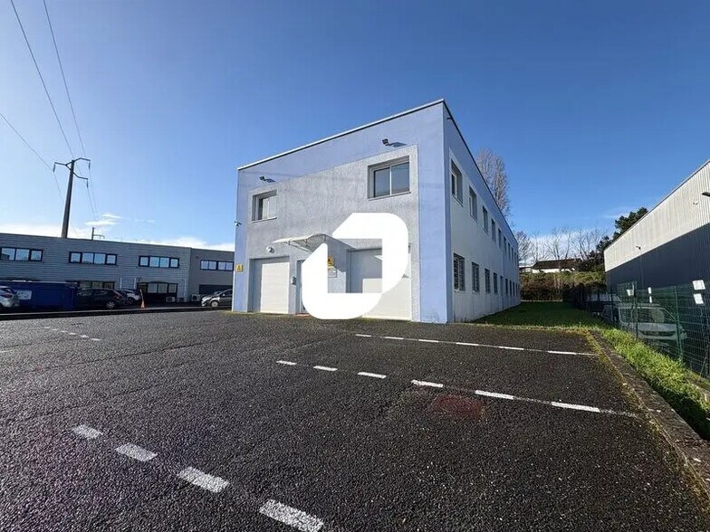 Office in Cenon for lease - Building Photo - Image 2 of 10