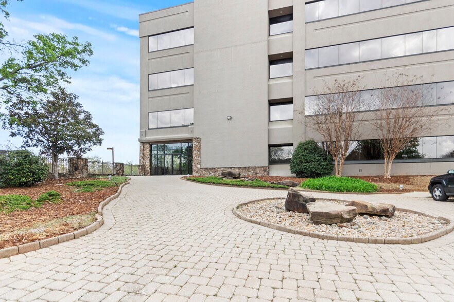 215 Wynn Dr, Huntsville, AL à louer - Photo du bâtiment - Image 1 de 15