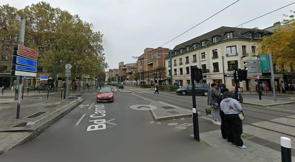 Retail in Saint-Denis for lease - Building Photo - Image 2 of 5