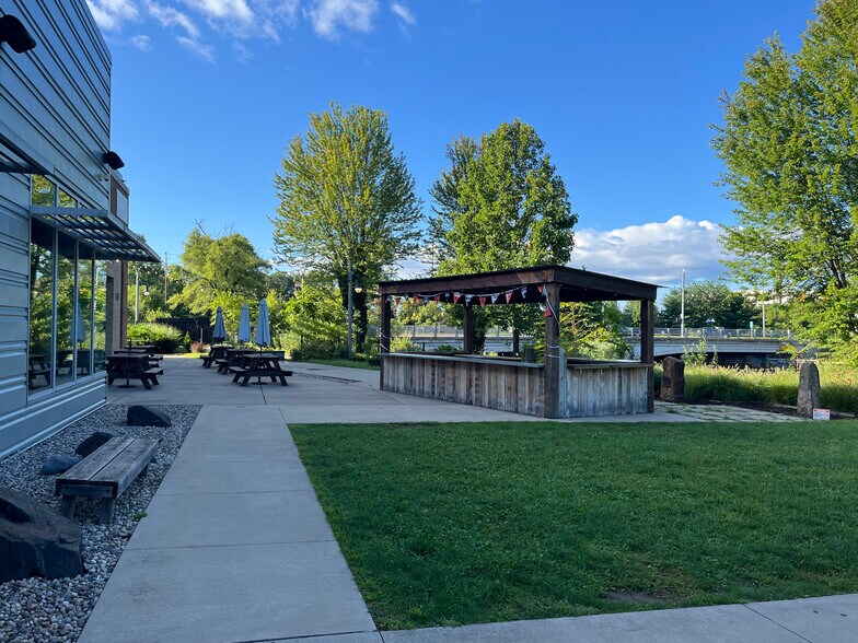 701 E Michigan Ave, Kalamazoo, MI à louer - Photo du bâtiment - Image 3 de 15