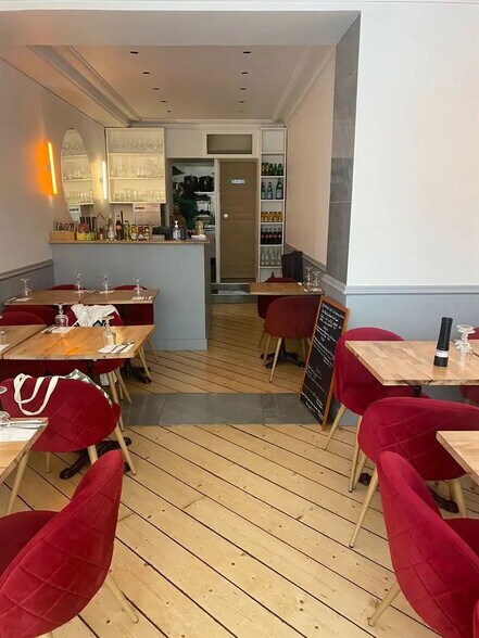 Retail in Paris for lease - Interior Photo - Image 2 of 3