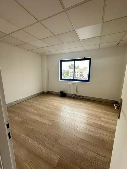 6-8 Rue De La Closerie, Lisses à louer - Photo intérieure - Image 3 de 12