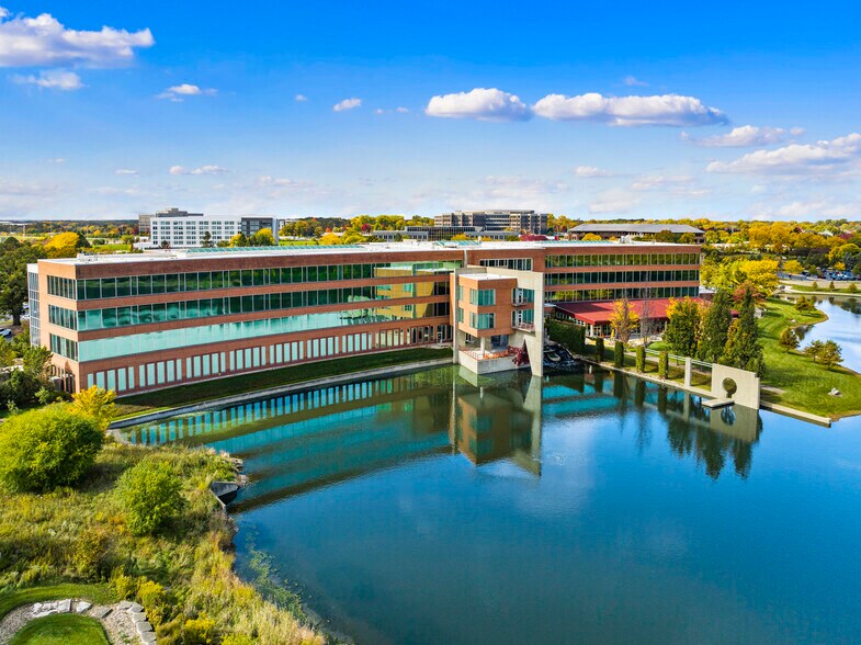 275 N Field Dr, Lake Forest, IL à louer - Photo du bâtiment - Image 2 de 9