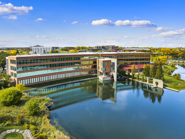 275 N Field Dr, Lake Forest, IL à louer - Photo du bâtiment - Image 2 de 11