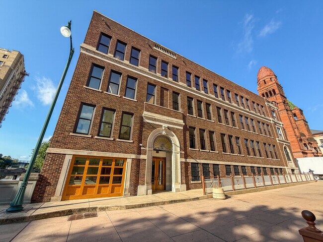 Plus de détails pour 200 Main Plz, San Antonio, TX - Bureau/Commerce de détail à louer