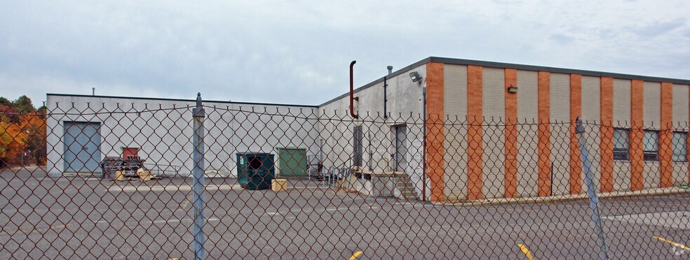 45 Orville Dr, Bohemia, NY à louer - Photo du bâtiment - Image 3 de 3