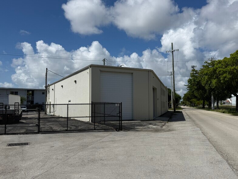 701 NE 11th St, Fort Lauderdale, FL à vendre - Photo du bâtiment - Image 2 de 6