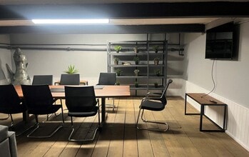 25-26 Gold Tops, Newport for lease Interior Photo- Image 2 of 7