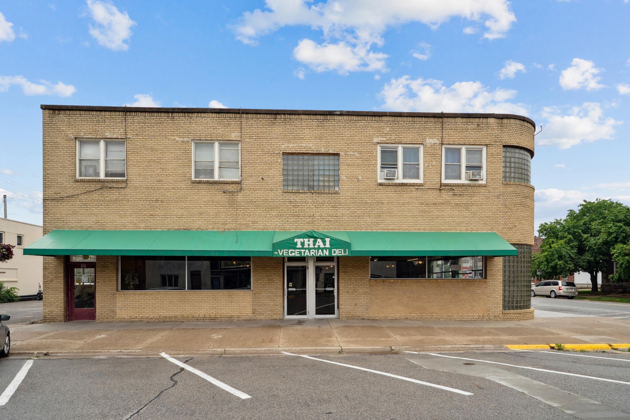 120 Broadway ave, Fairfield, IA for sale Primary Photo- Image 1 of 12