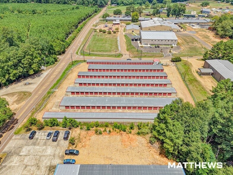 McComb Storage Portfolio portefeuille de 1 propriétés à vendre sur LoopNet.ca - Photo du bâtiment - Image 2 de 7