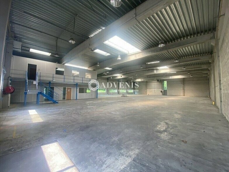 Flex in Chilly Mazarin for lease - Building Photo - Image 2 of 4