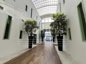 130 Rue Frédéric Joliot Curie, Aix-en-Provence à louer Photo du bâtiment- Image 1 de 13