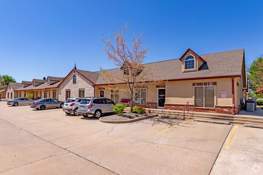 8596 E 101st St, Tulsa, OK à louer - Photo du bâtiment - Image 1 de 7