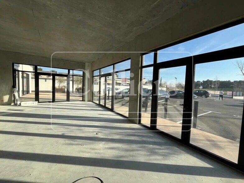 Commerce de détail dans Éguilles à louer - Photo intérieure - Image 2 de 8