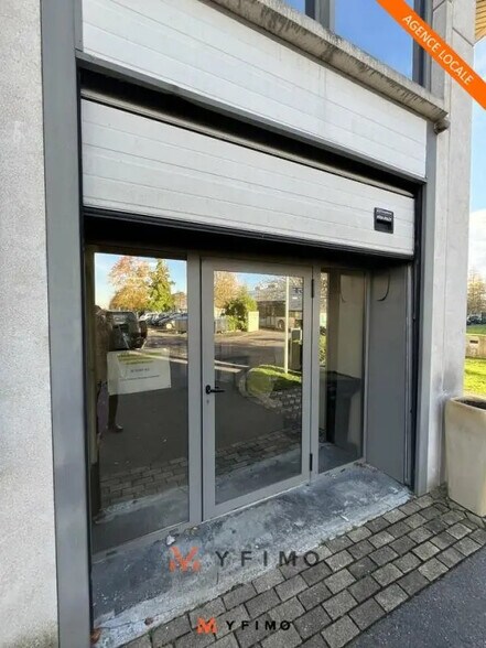 Bureau dans Poissy à louer - Photo du bâtiment - Image 1 de 18