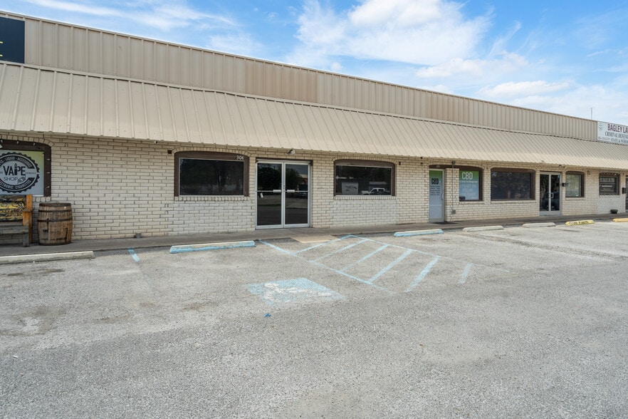 300-310 Margaret Ln, Del Rio, TX for lease - Building Photo - Image 3 of 20