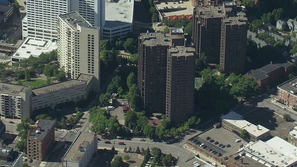 1201 Yale Pl, Minneapolis, MN à vendre - Vidéo aérienne - Image 2 de 47