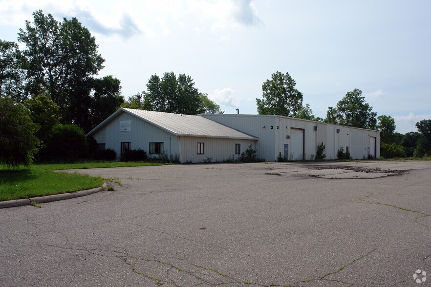 46001 Grand River Ave, Novi, MI à vendre - Photo principale - Image 1 de 7