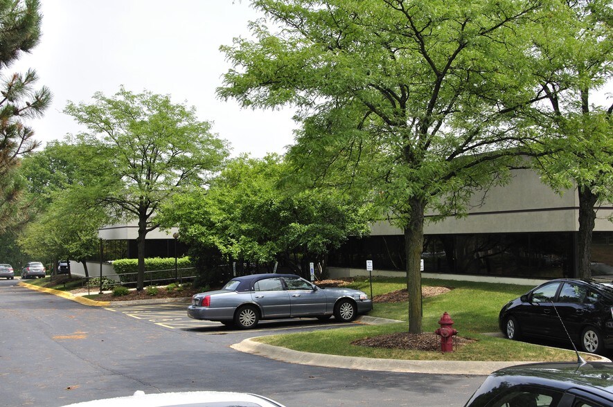 1251 N Plum Grove Rd, Schaumburg, IL à louer - Photo du bâtiment - Image 2 de 19