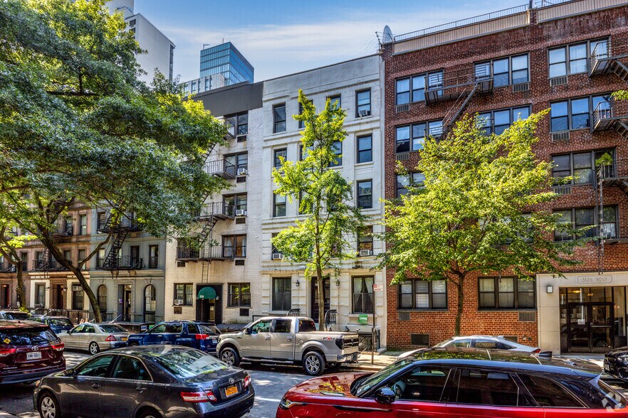 318 E 90th St, New York, NY for lease - Building Photo - Image 2 of 15