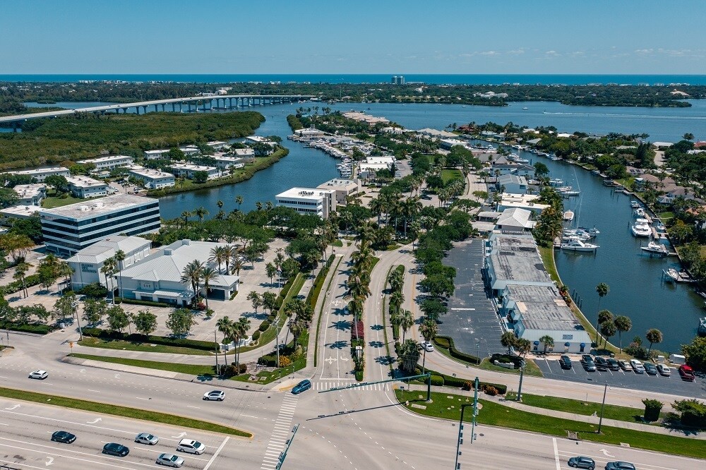 2750 Indian River Blvd, Vero Beach, FL à louer Photo principale- Image 1 de 13