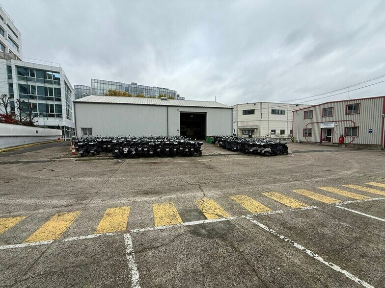Industrial in Saint-Denis for lease - Building Photo - Image 1 of 8