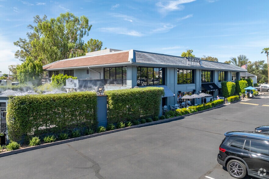 4455 E Camelback Rd, Phoenix, AZ à louer - Photo principale - Image 1 de 5