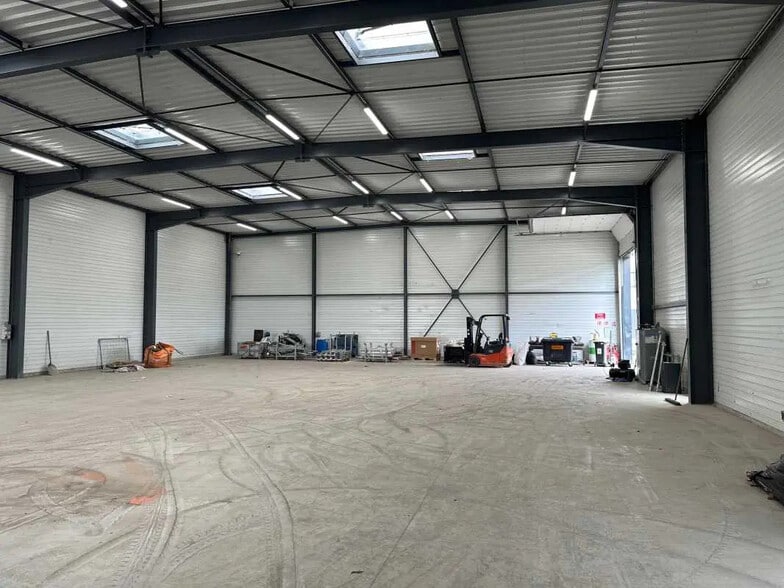 Office in La Boisse for lease - Interior Photo - Image 2 of 5