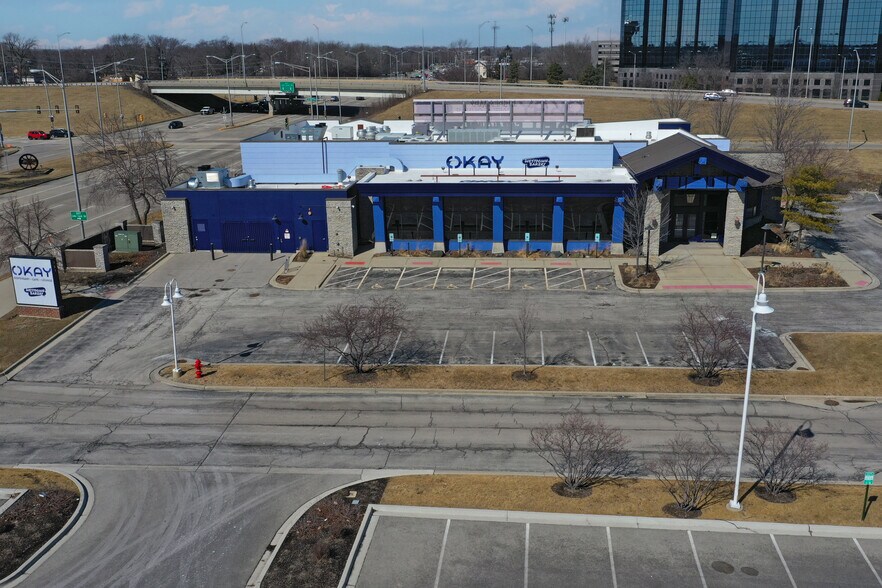781 N Milwaukee Ave, Wheeling, IL à louer - Photo du bâtiment - Image 2 de 12