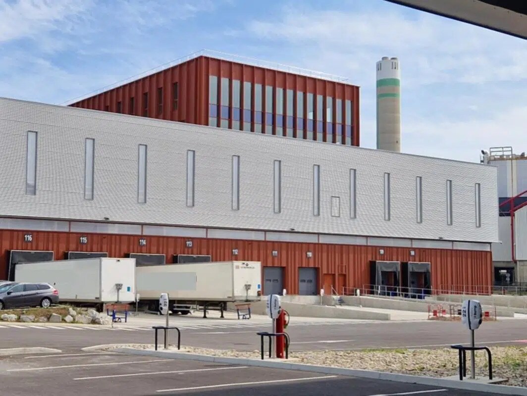 Flex in Lyon for lease Building Photo- Image 1 of 21