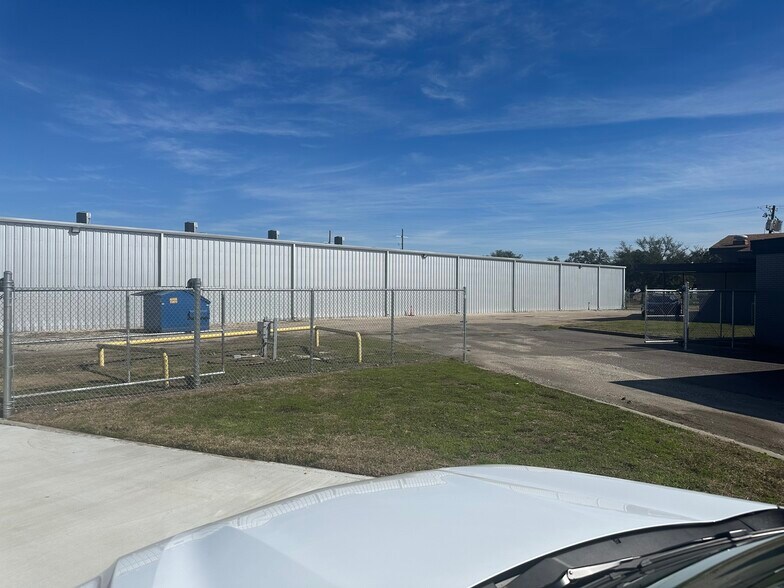 3190 Hwy 69 N, Nederland, TX à louer - Photo du bâtiment - Image 3 de 3