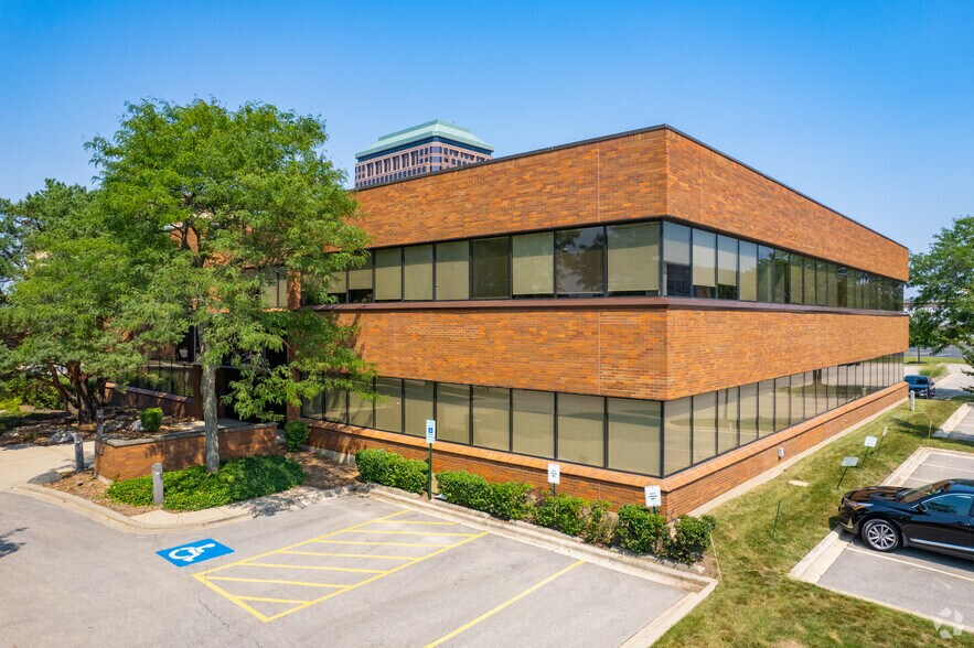 3041 Woodcreek Dr, Downers Grove, IL à louer - Photo du bâtiment - Image 2 de 8