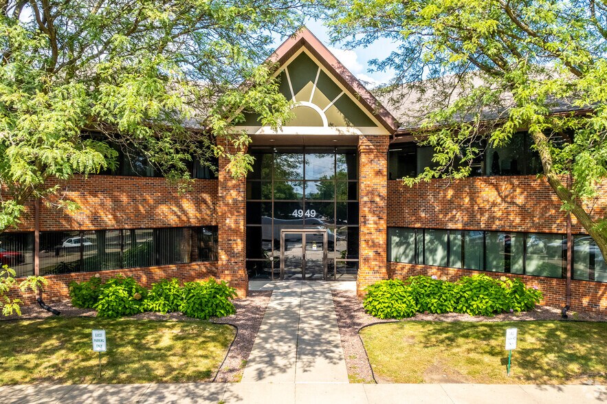 4949 Pleasant St, West Des Moines, IA à louer - Photo du bâtiment - Image 3 de 4