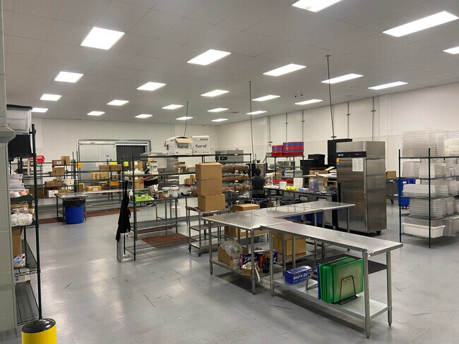 Plus de détails pour 13834-13842 Bettencourt St, Cerritos, CA - Industriel à louer