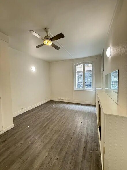 Office/Retail in Paris for lease - Interior Photo - Image 2 of 5