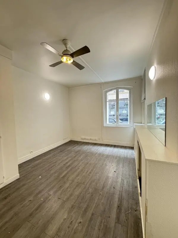 Bureau/Commerce de détail dans Paris à louer Photo intérieure- Image 1 de 4