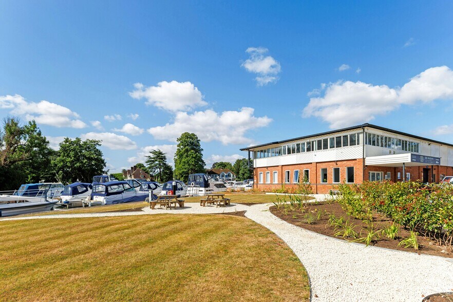 Ferry Ln, Bourne End à louer - Photo du bâtiment - Image 2 de 20
