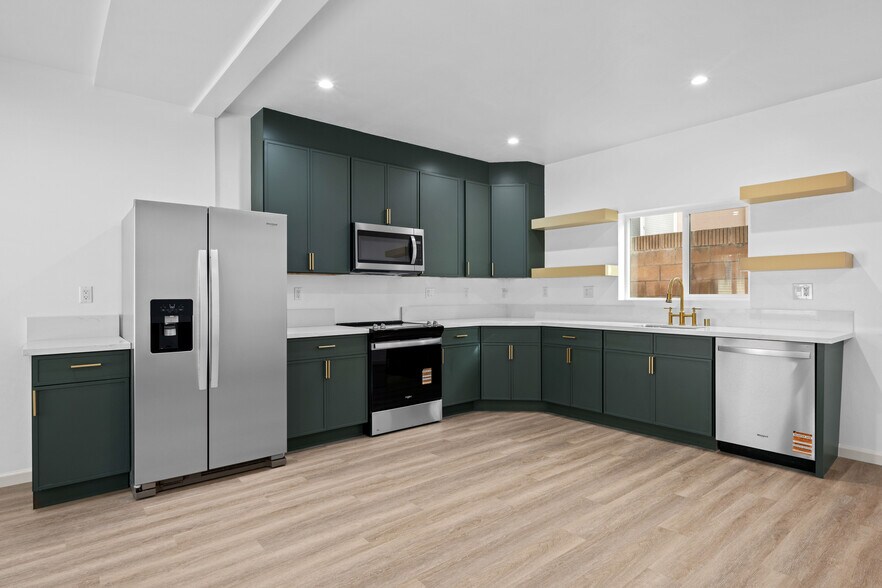 2114 Clark Ln, Redondo Beach, CA à vendre - Photo du bâtiment - Image 2 de 26