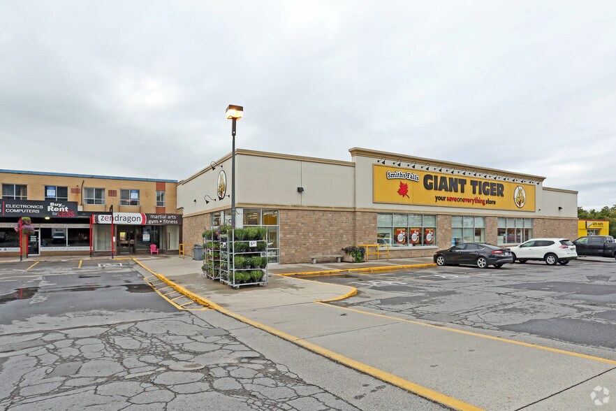 18-49 Chambers St, Smiths Falls, ON à louer - Photo du bâtiment - Image 3 de 9