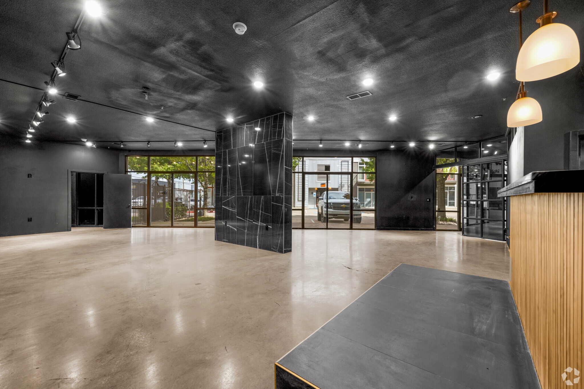 1430 Dragon St, Dallas, TX for lease Interior Photo- Image 1 of 8