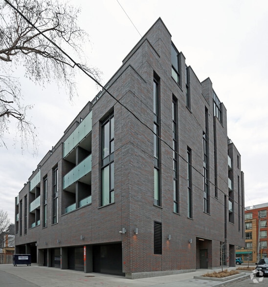 1075 Queen St E, Toronto, ON for lease - Building Photo - Image 3 of 4