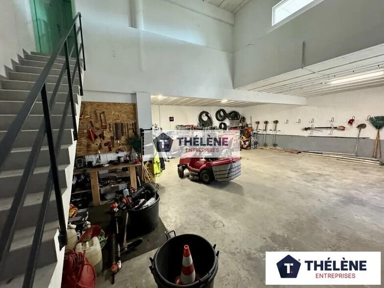 Flex in Vic-la-Gardiole for lease - Interior Photo - Image 2 of 9